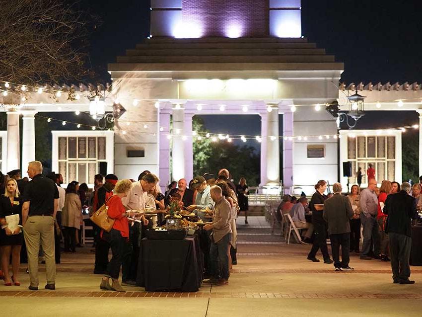 Crowd shot with tables in front of 默尔顿塔.